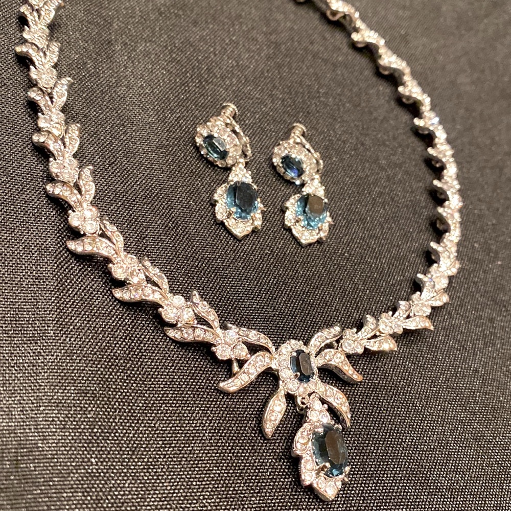 A Set of Absolutely Stunning Simulated Diamond & Sapphire Necklace & Earrings - Picture 5 of 15